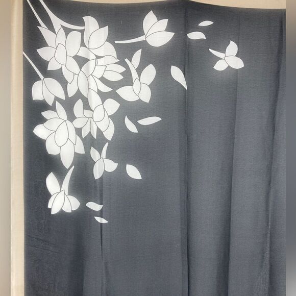 Pretty Persuasions Overside Wrap Scarf Shawl Black/White Floral Print 35”-60” - Picture 4 of 6